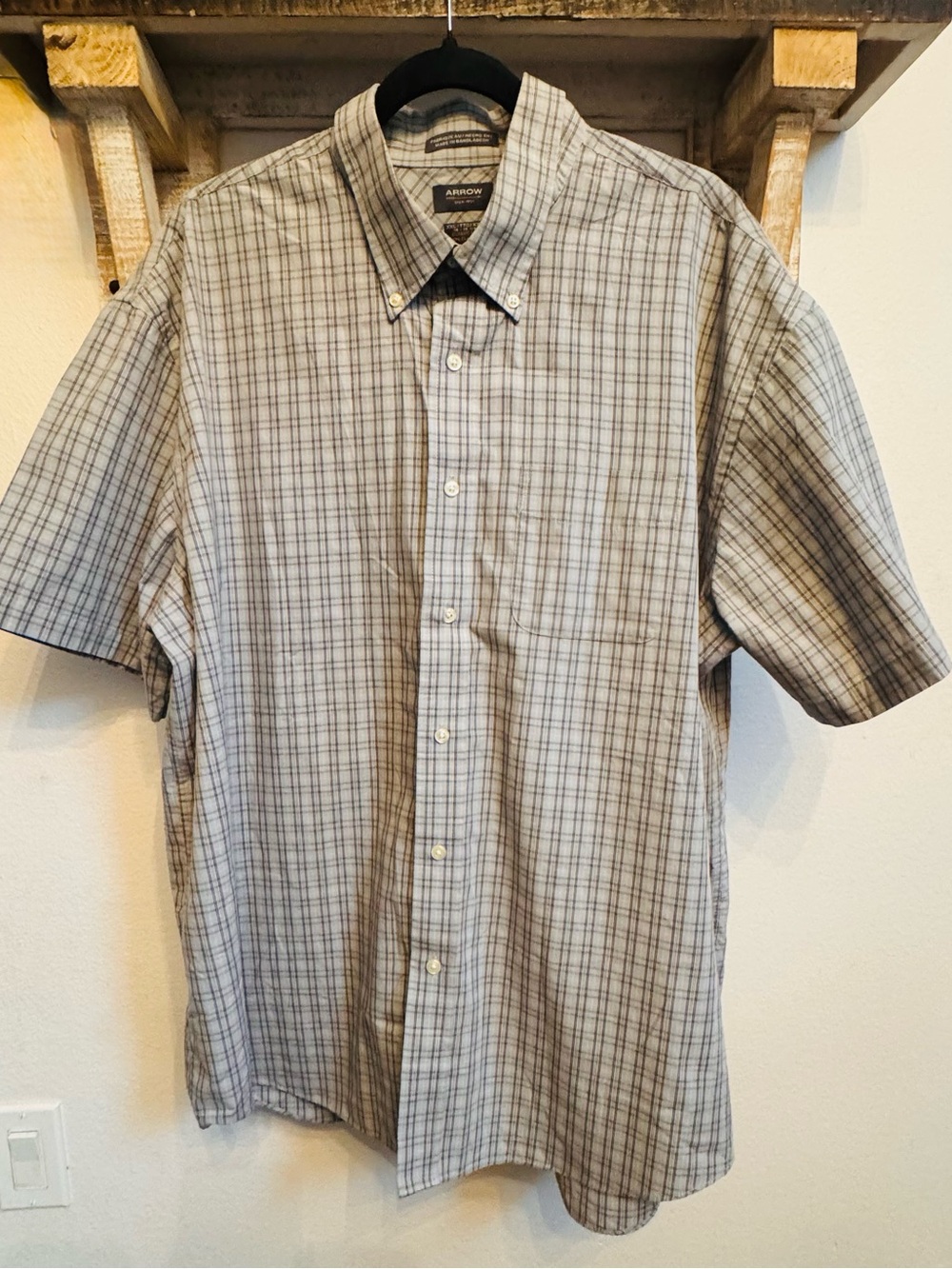 Arrow Men's Short-Sleeve Button-Down Plaid Shirt in Gray and White